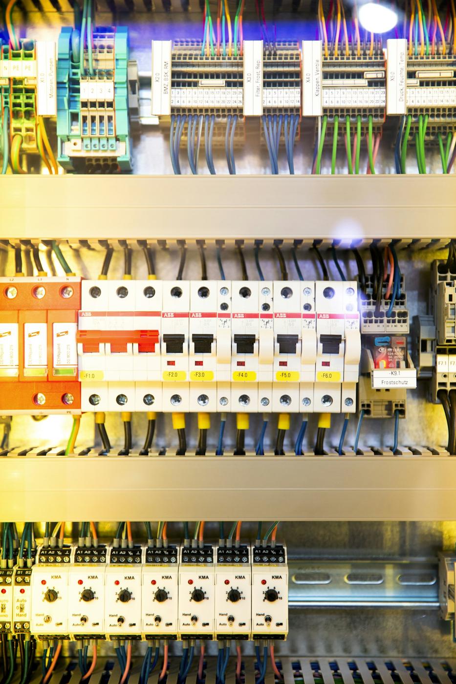 Distribution board with DIN-rail devices